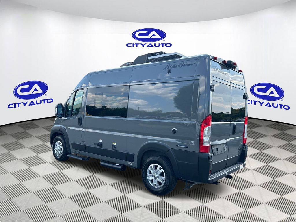 Vehicle photo 5