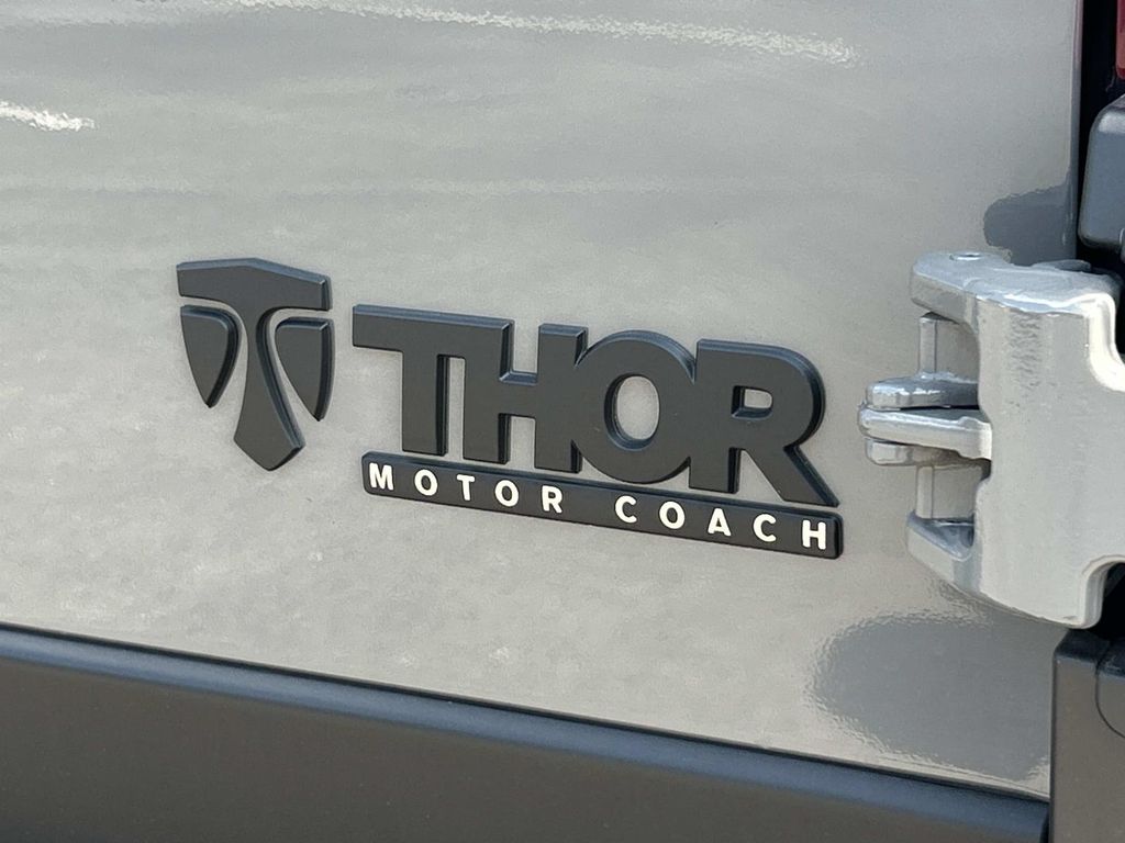 Vehicle photo 23