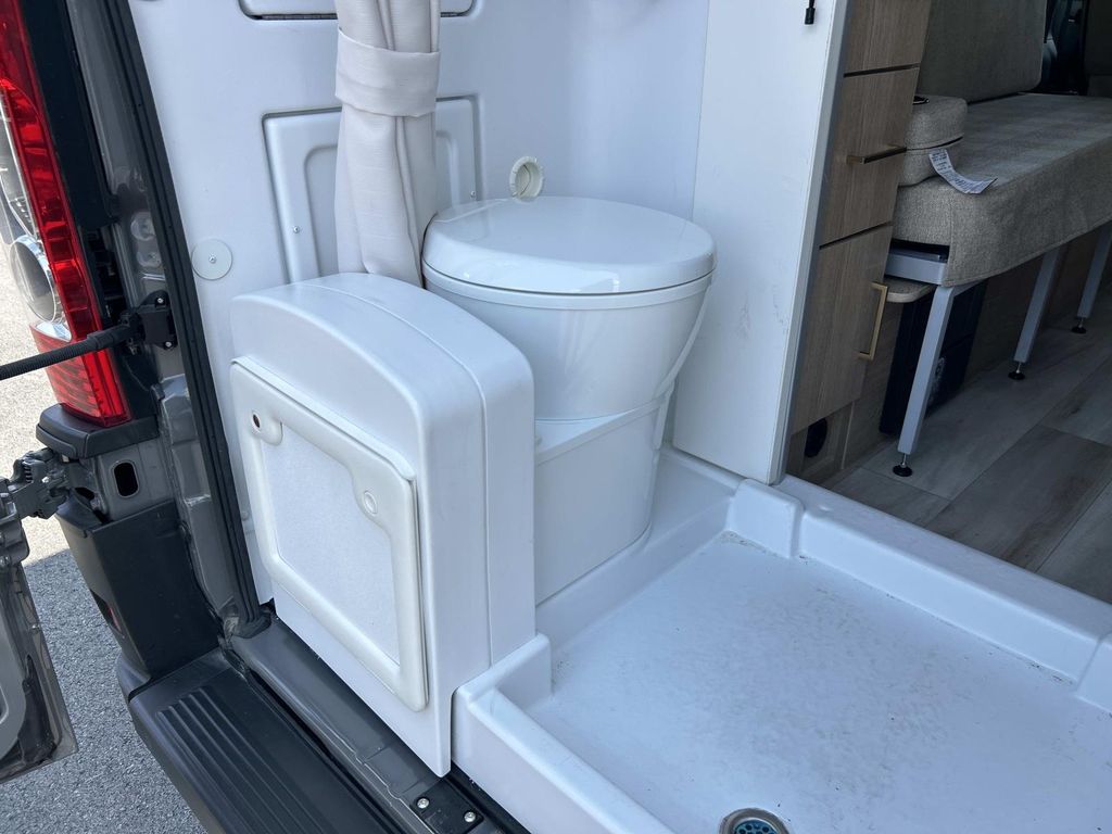 Vehicle photo 19