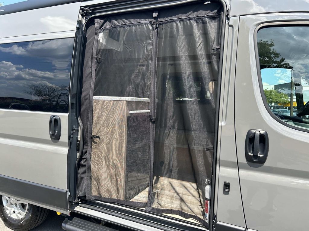Vehicle photo 26