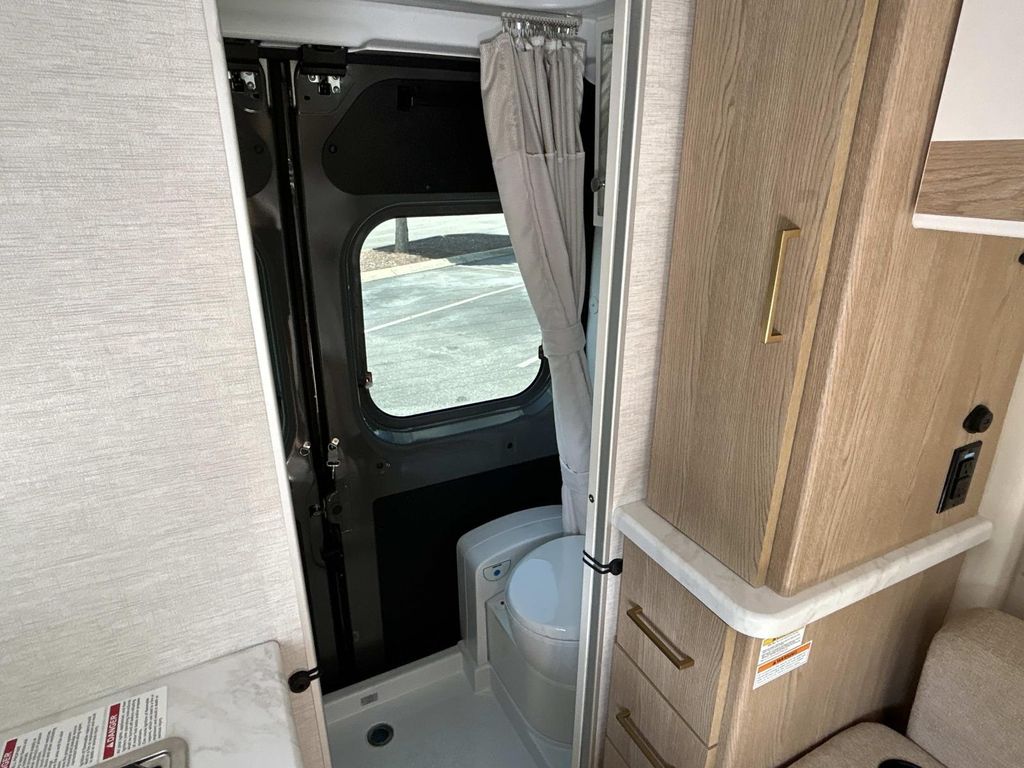 Vehicle photo 36