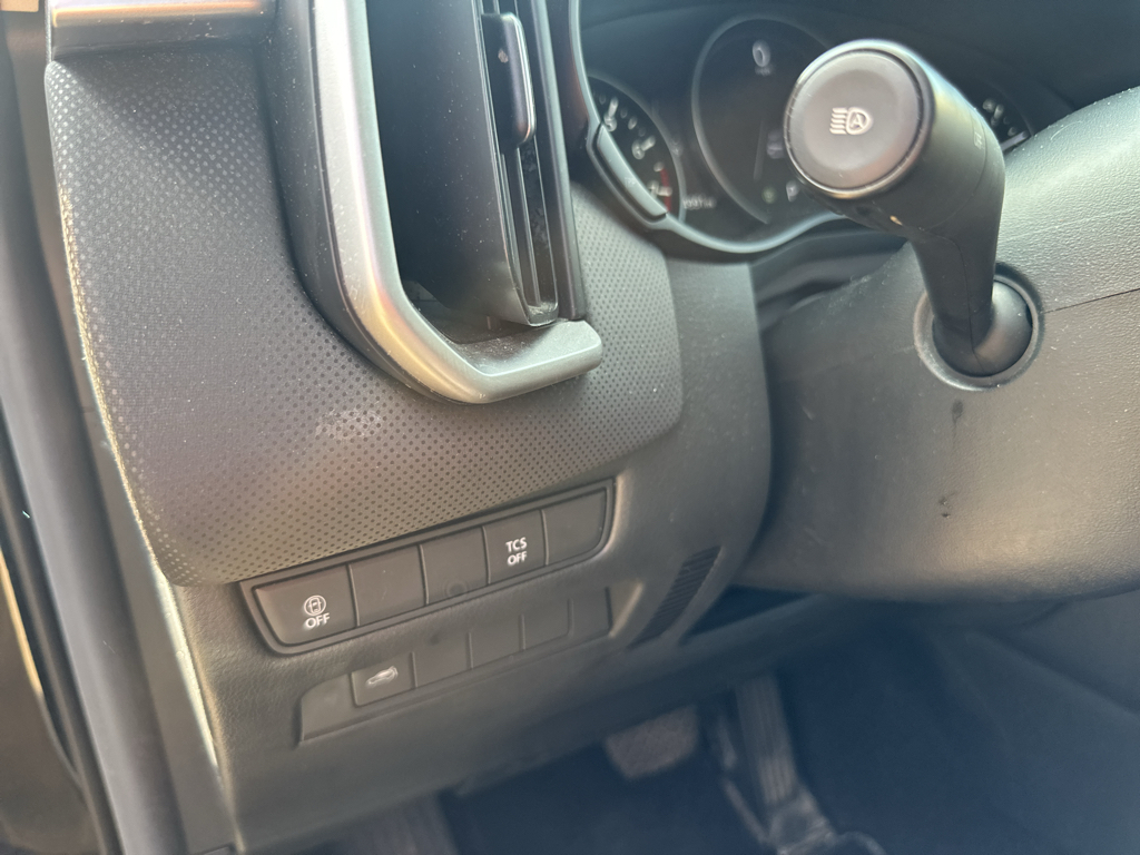 Vehicle photo 20