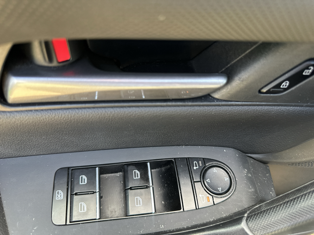Vehicle photo 19