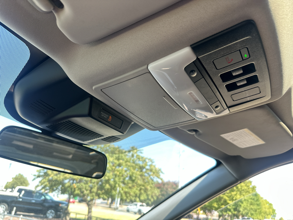 Vehicle photo 32