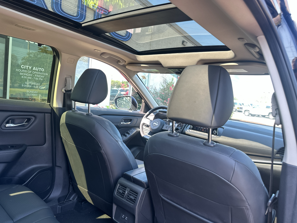 Vehicle photo 14