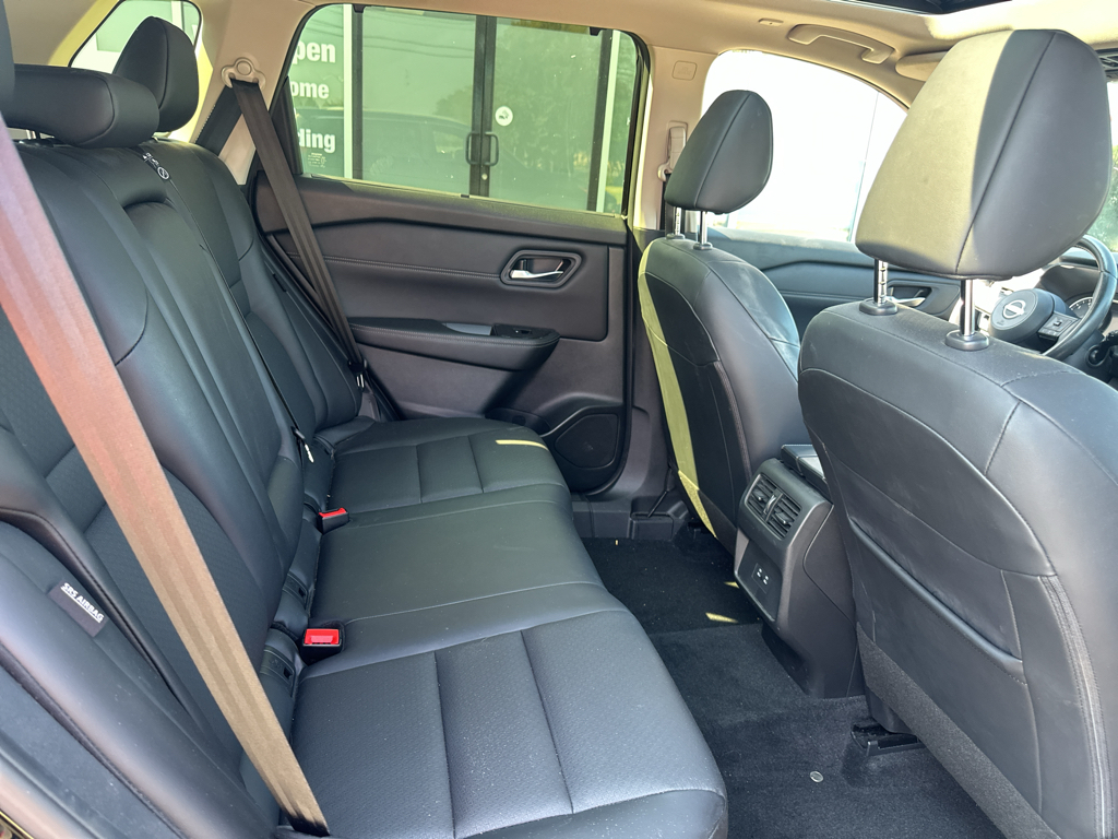 Vehicle photo 13