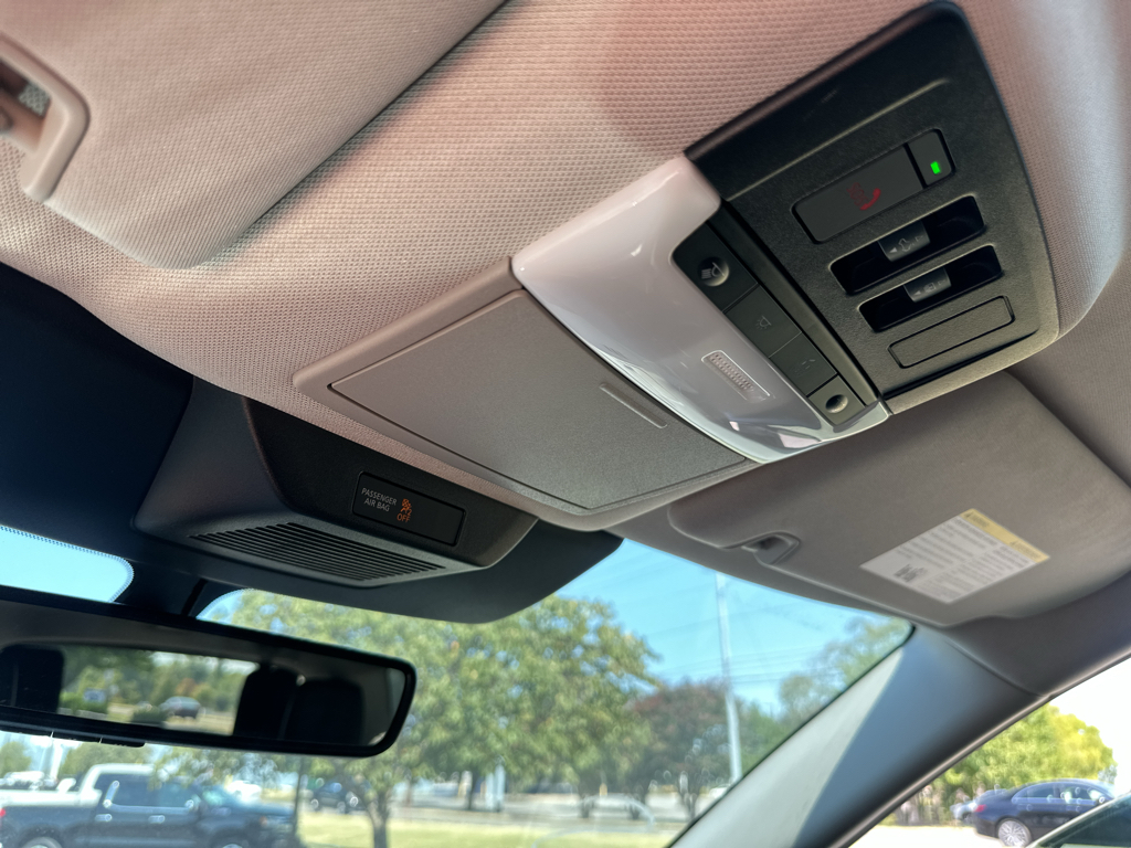 Vehicle photo 28