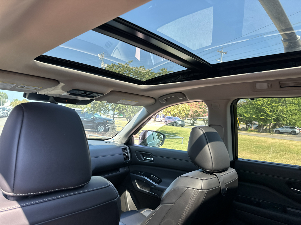 Vehicle photo 17