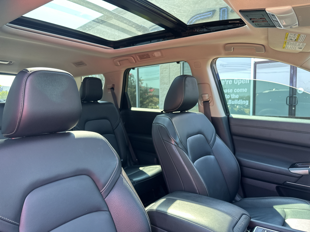 Vehicle photo 12