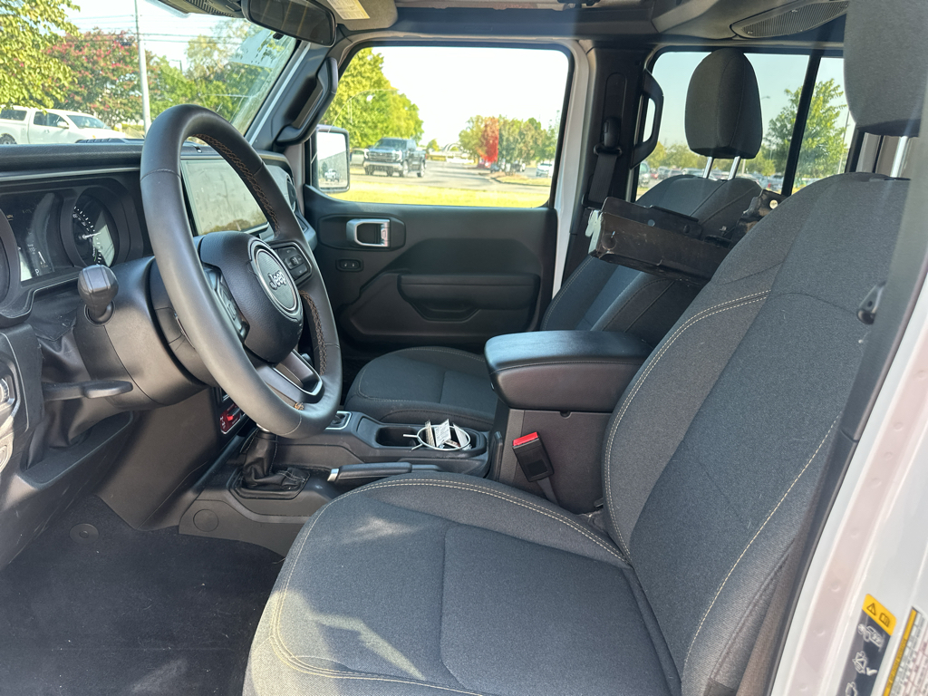 Vehicle photo 12