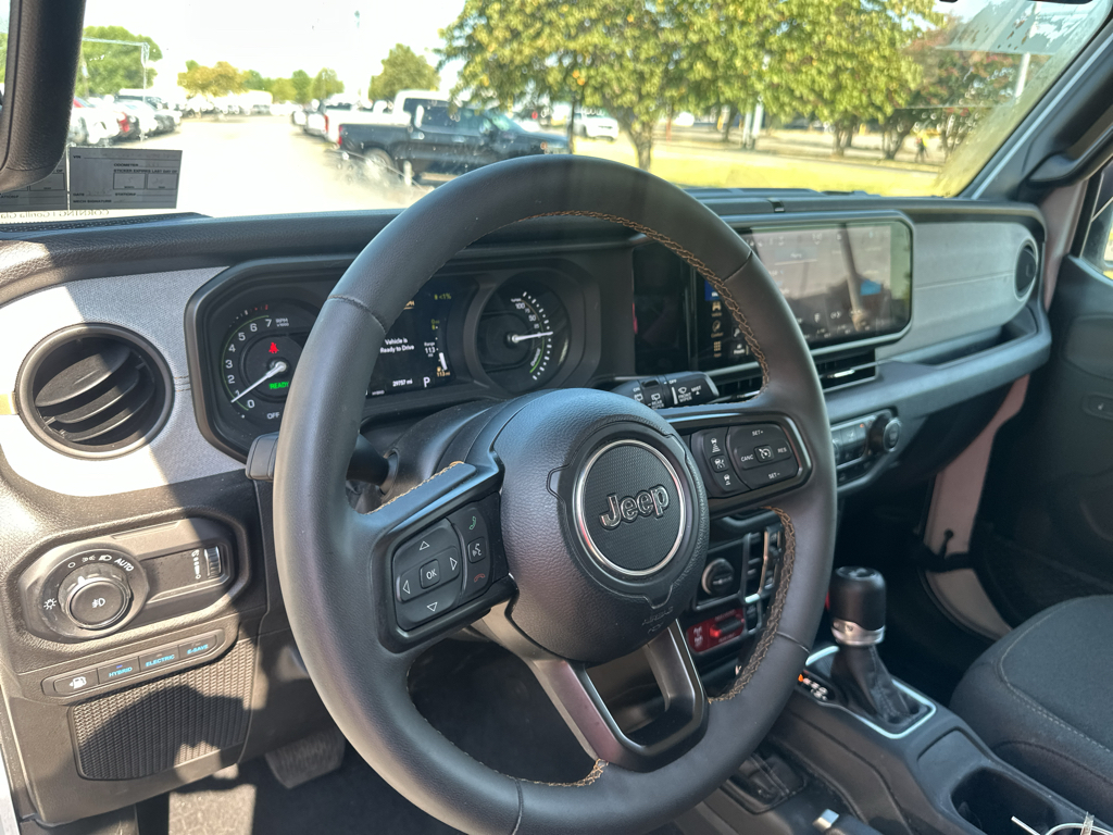 Vehicle photo 13