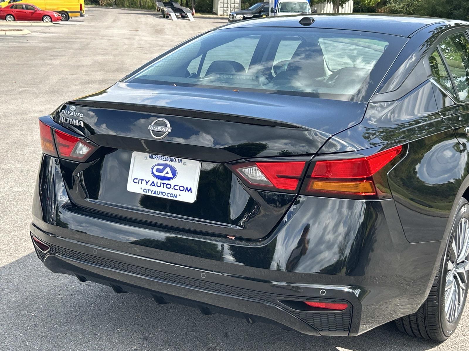 Vehicle photo 13