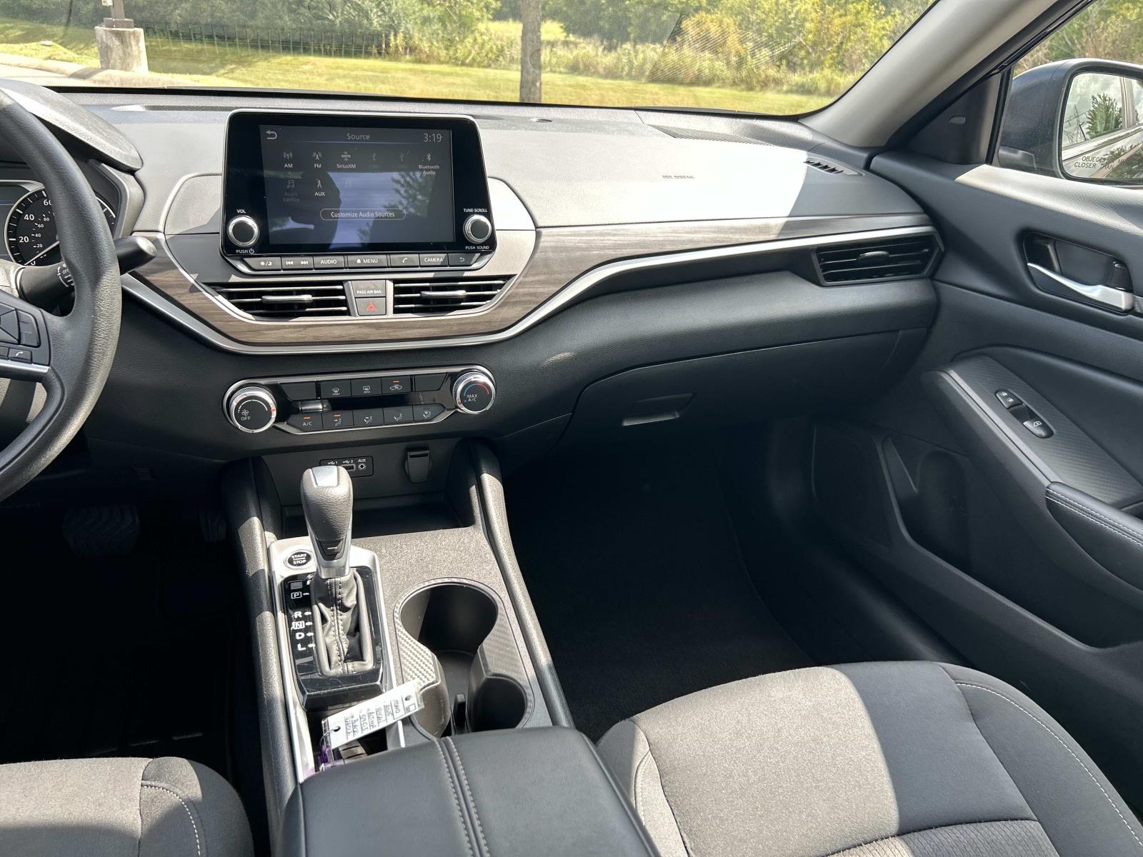 Vehicle photo 19