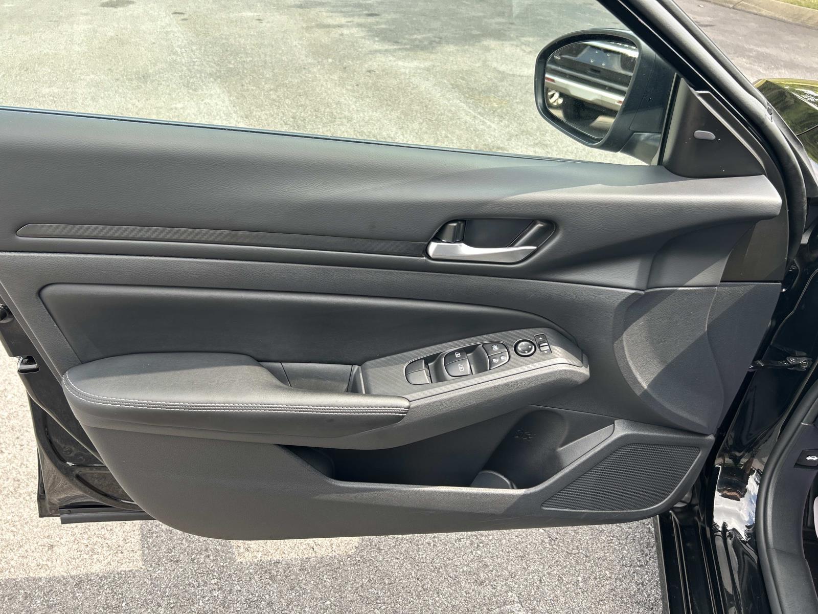 Vehicle photo 25