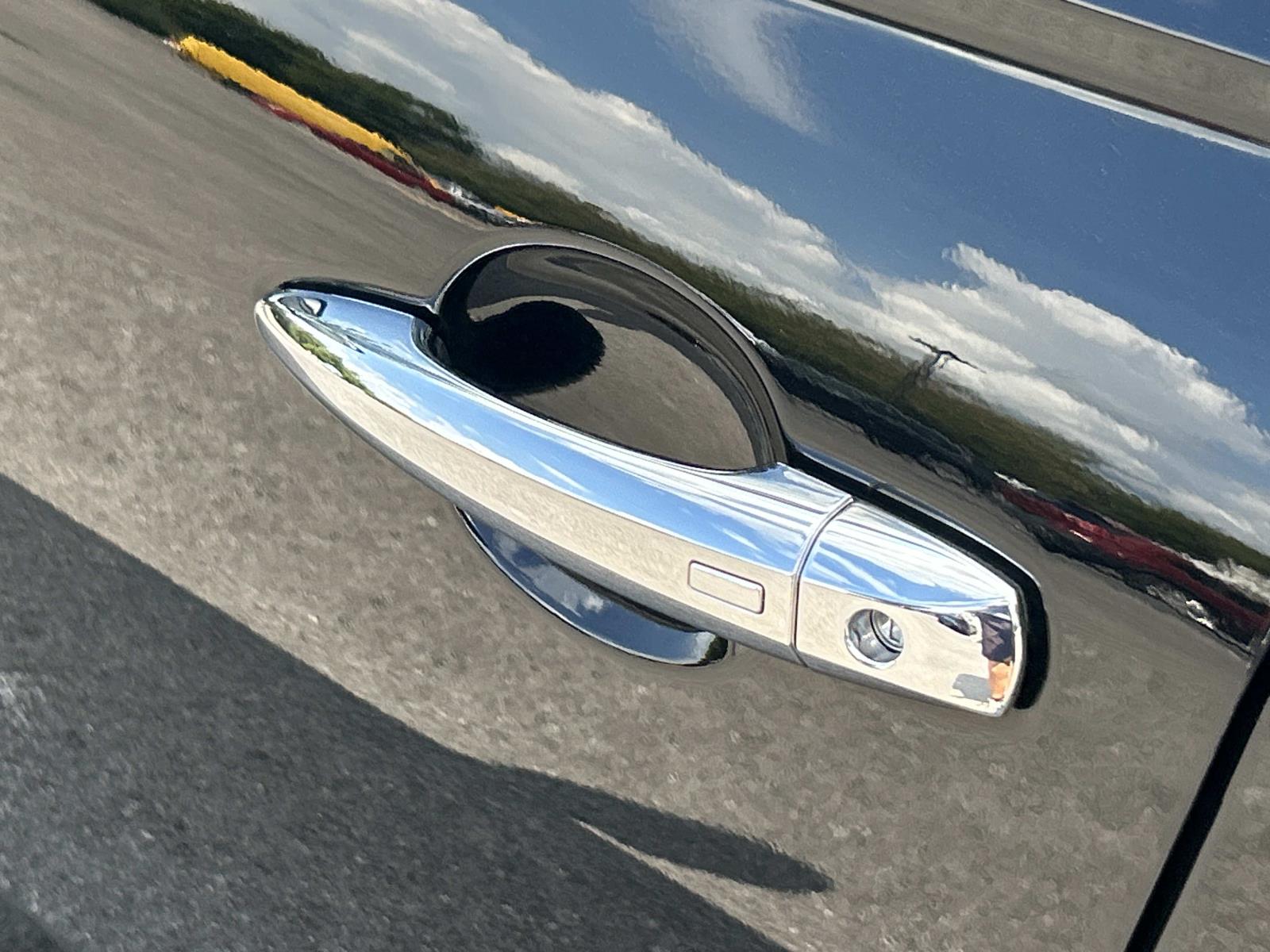 Vehicle photo 16