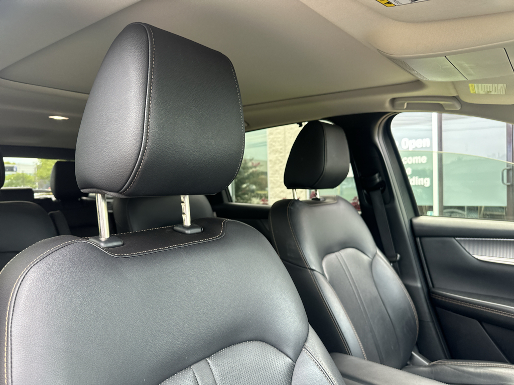 Vehicle photo 12