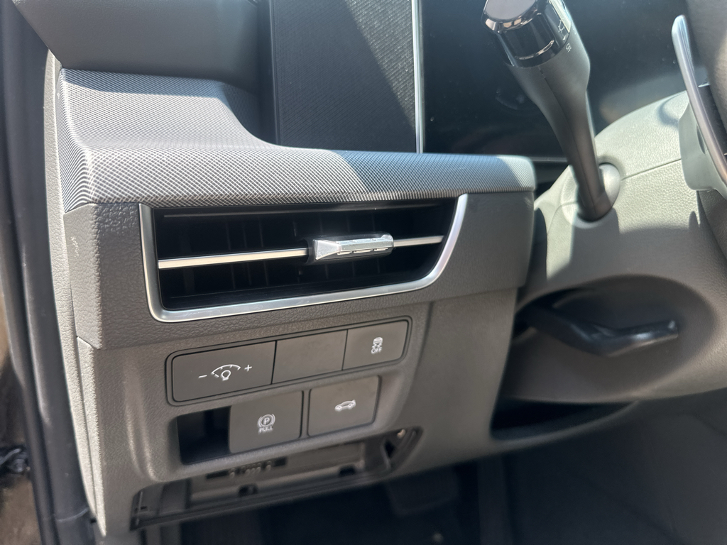 Vehicle photo 21