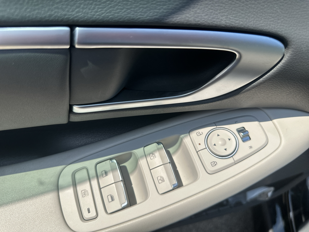 Vehicle photo 20