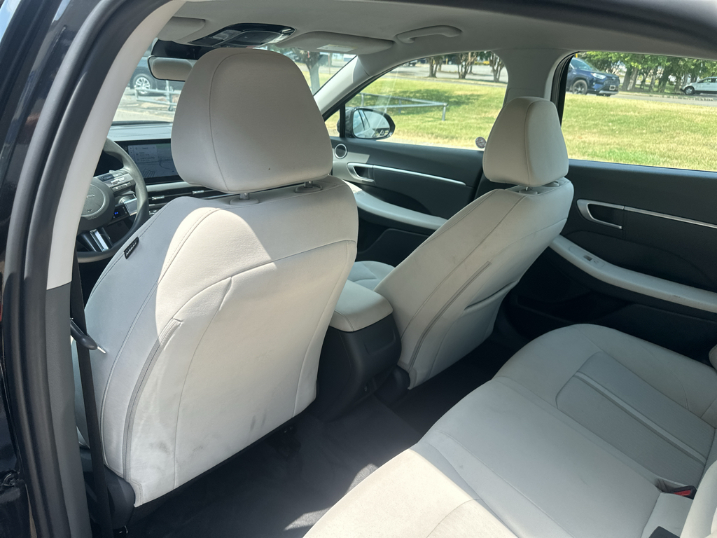 Vehicle photo 17