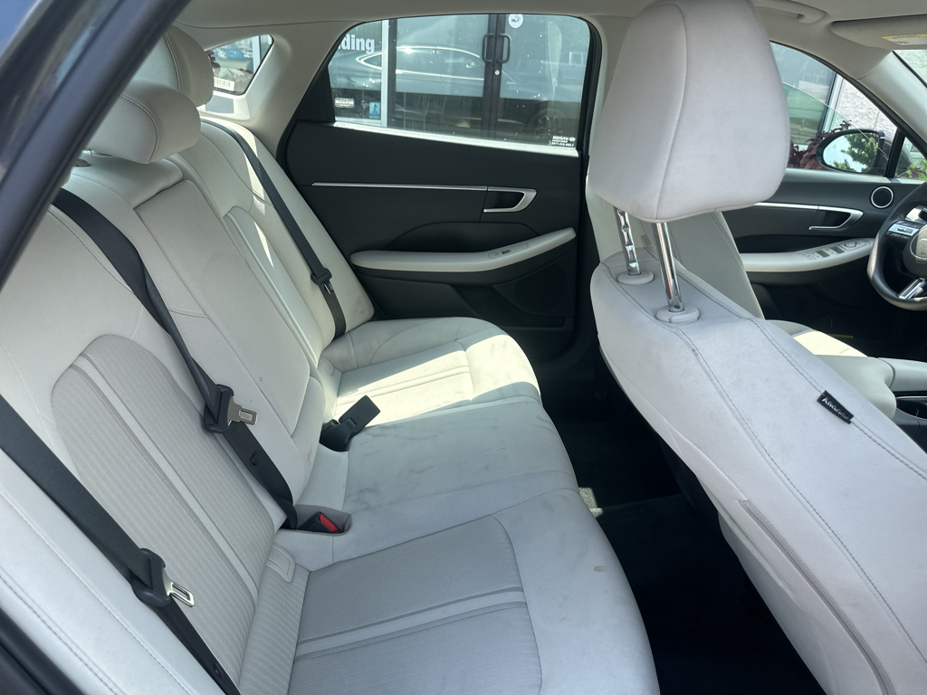 Vehicle photo 13