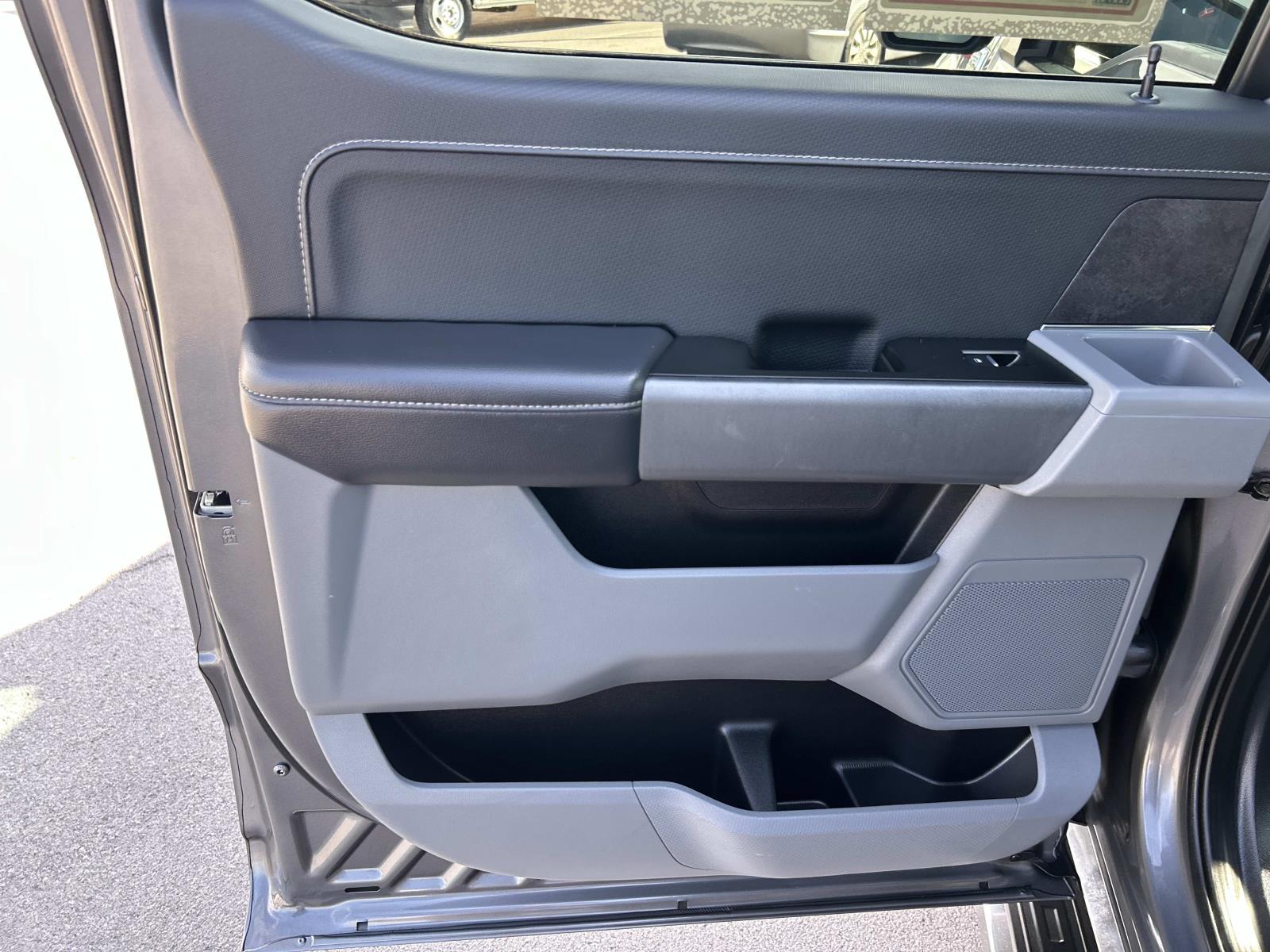 Vehicle photo 28