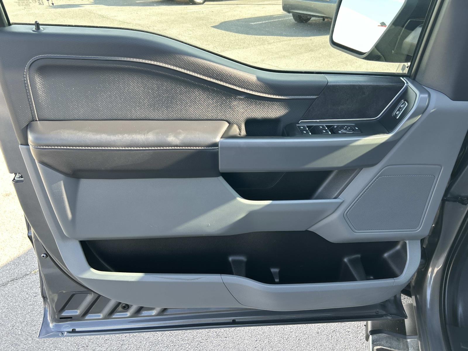 Vehicle photo 30