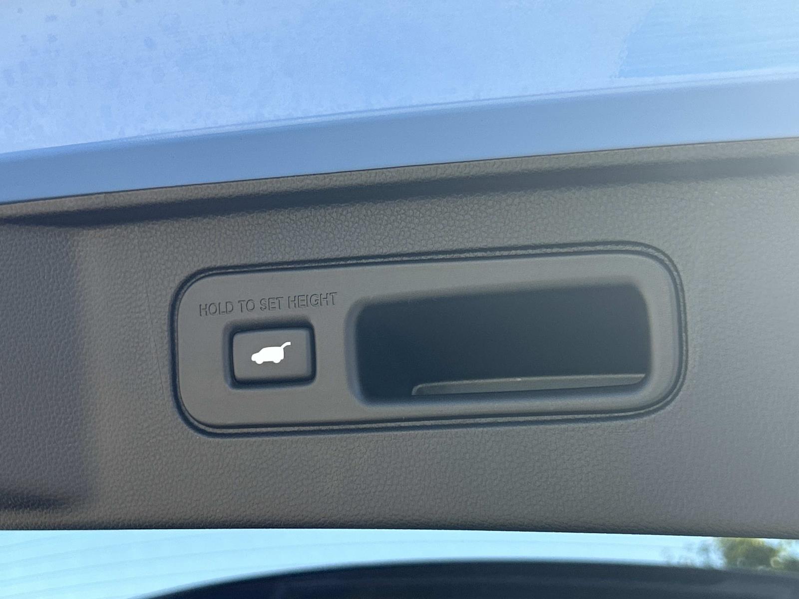 Vehicle photo 16