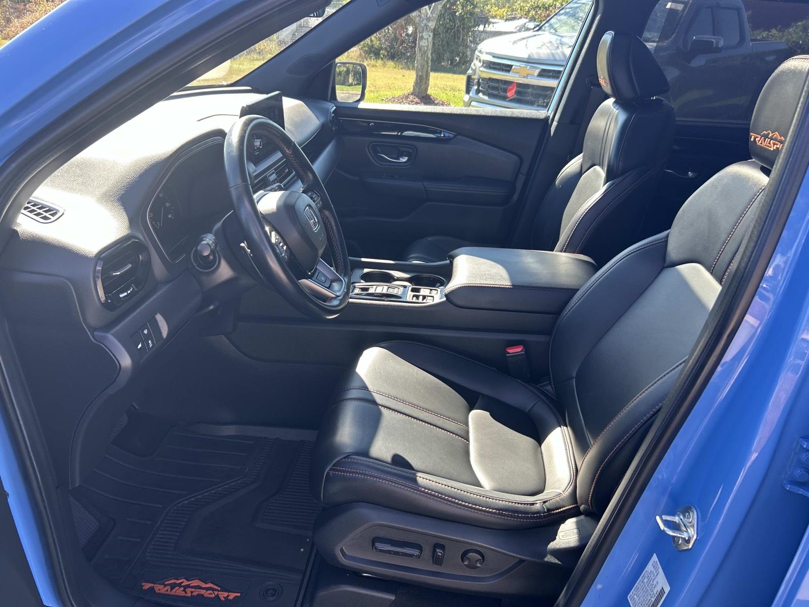 Vehicle photo 29