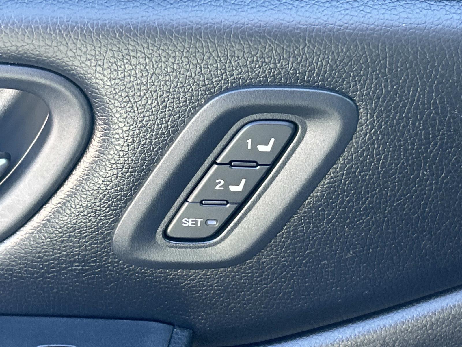 Vehicle photo 32