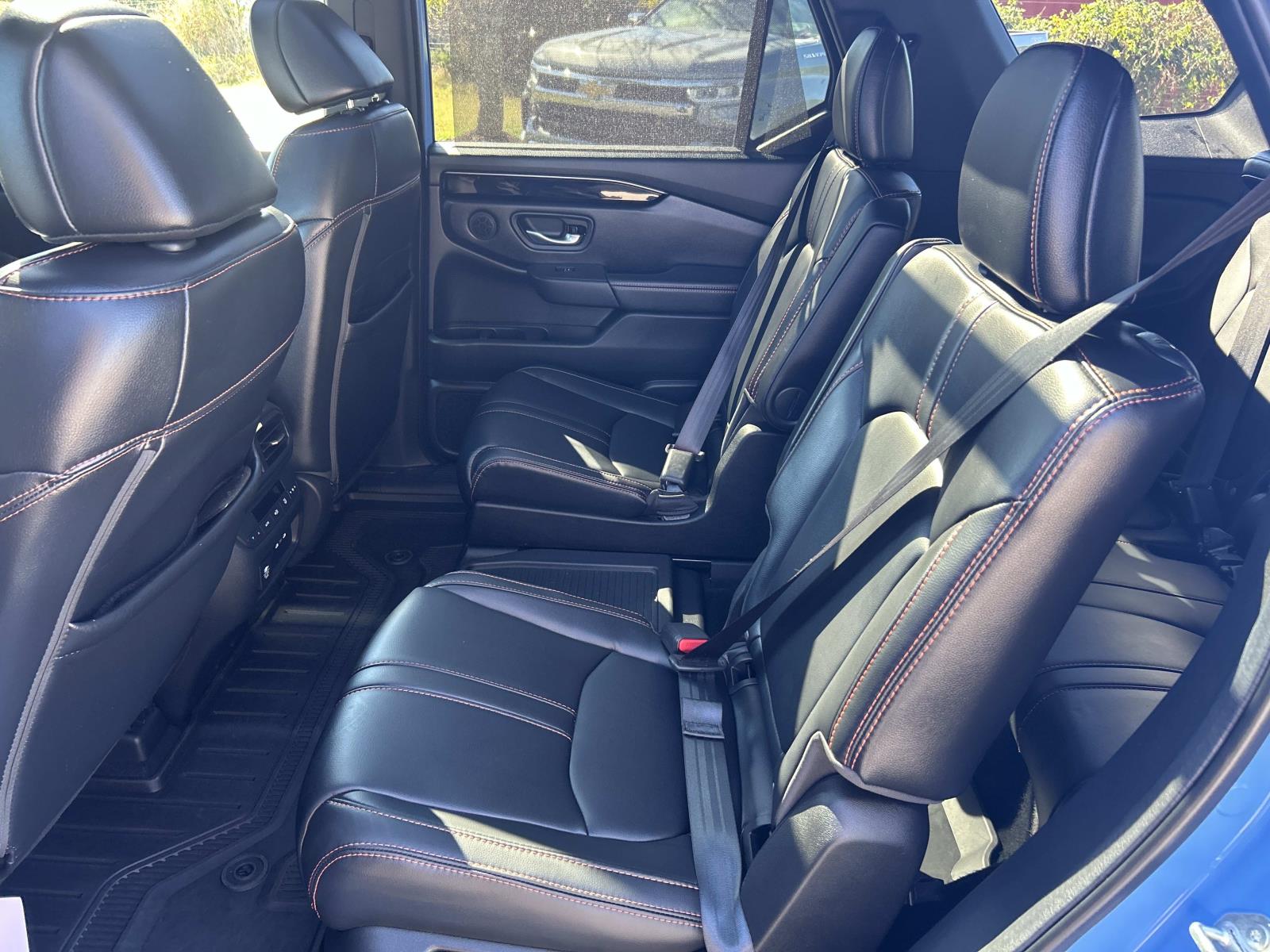 Vehicle photo 26