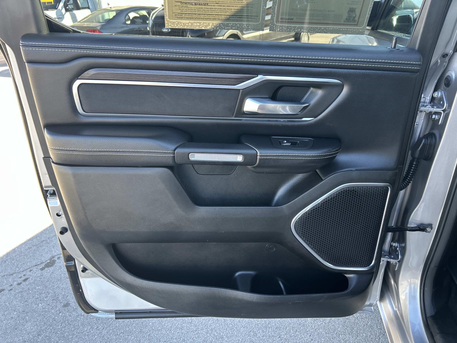Vehicle photo 29