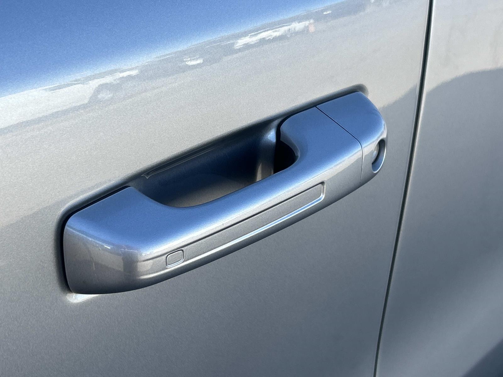 Vehicle photo 19