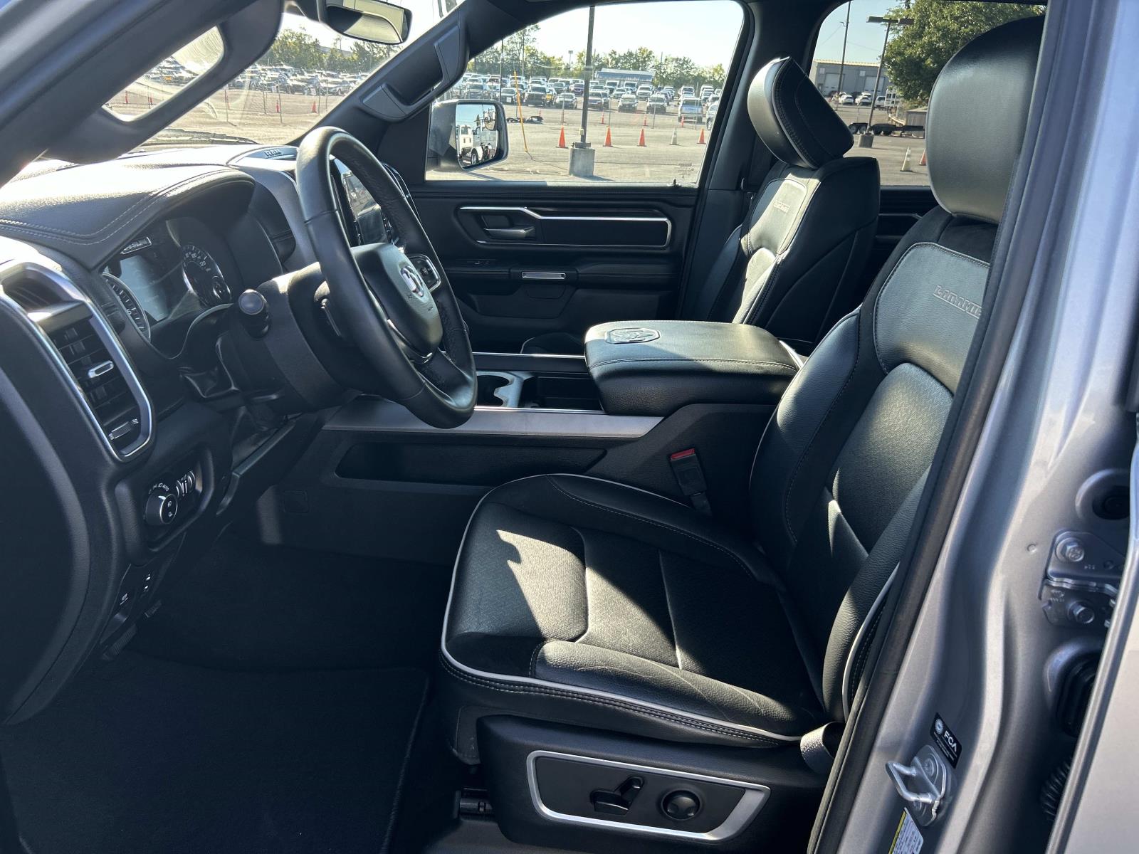 Vehicle photo 30