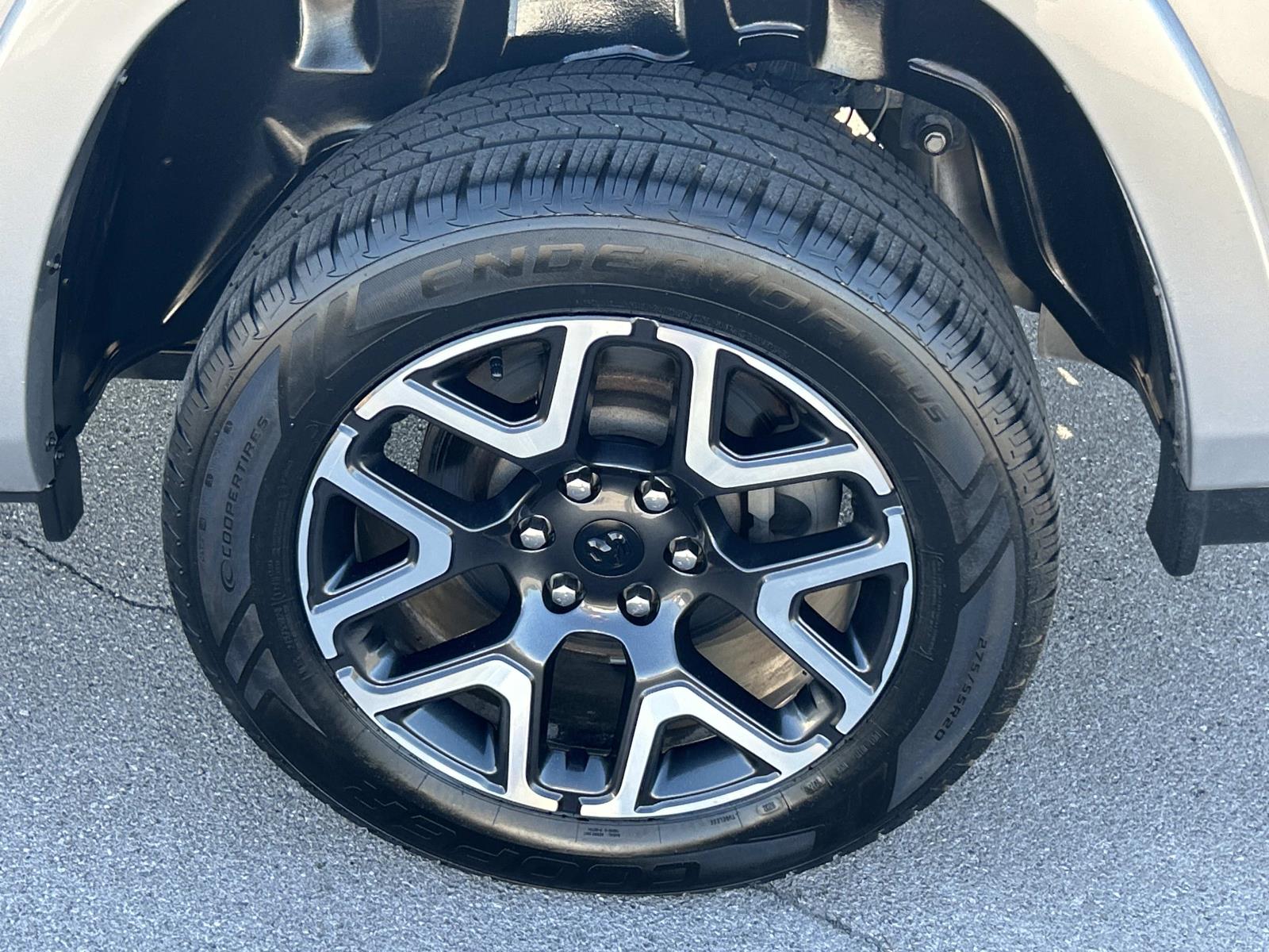 Vehicle photo 17