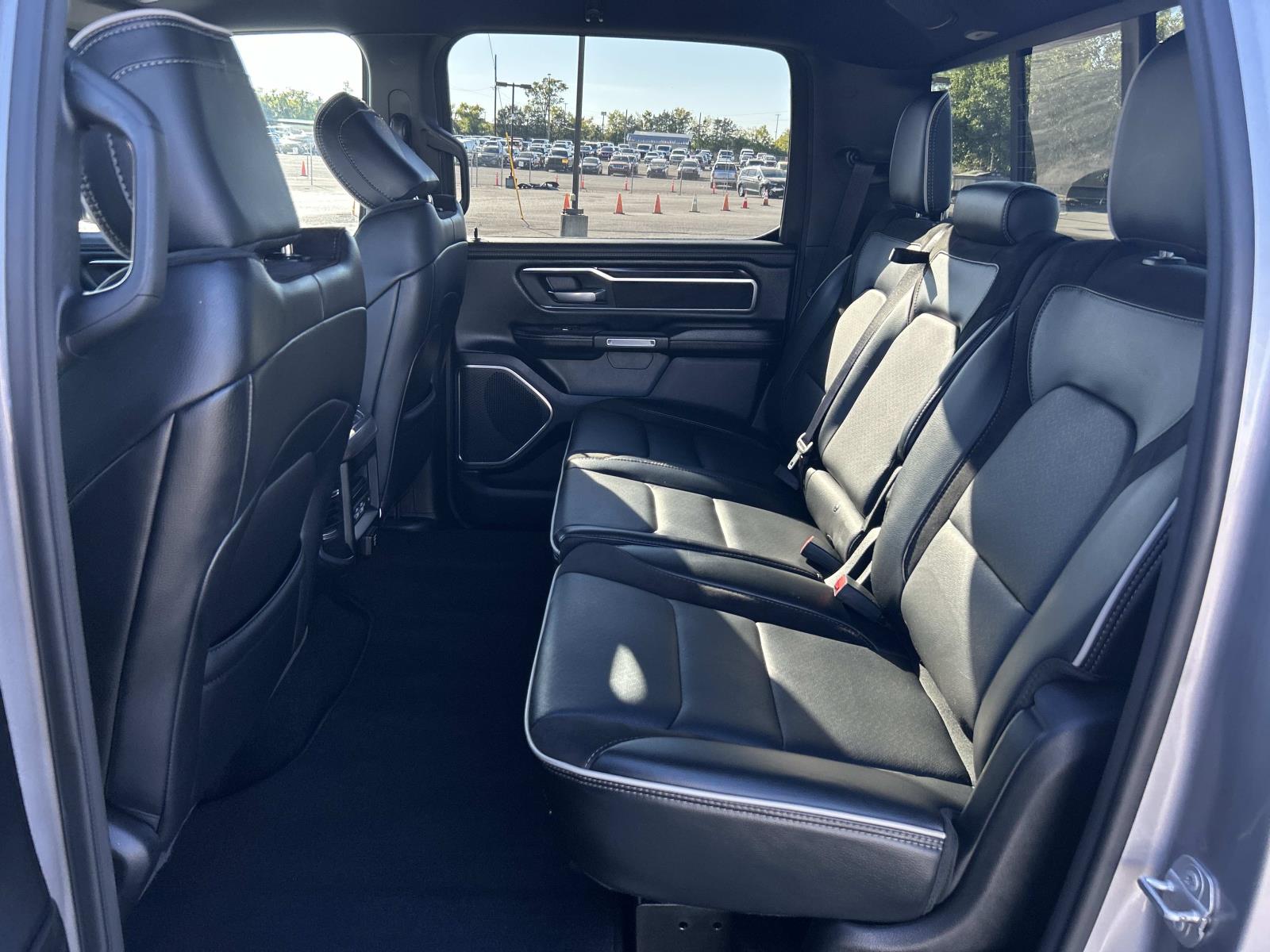 Vehicle photo 28