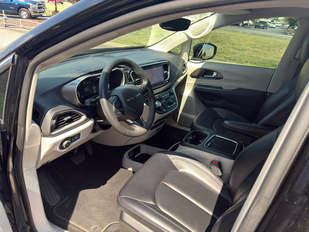 Used 2024 Chrysler Pacifica Van