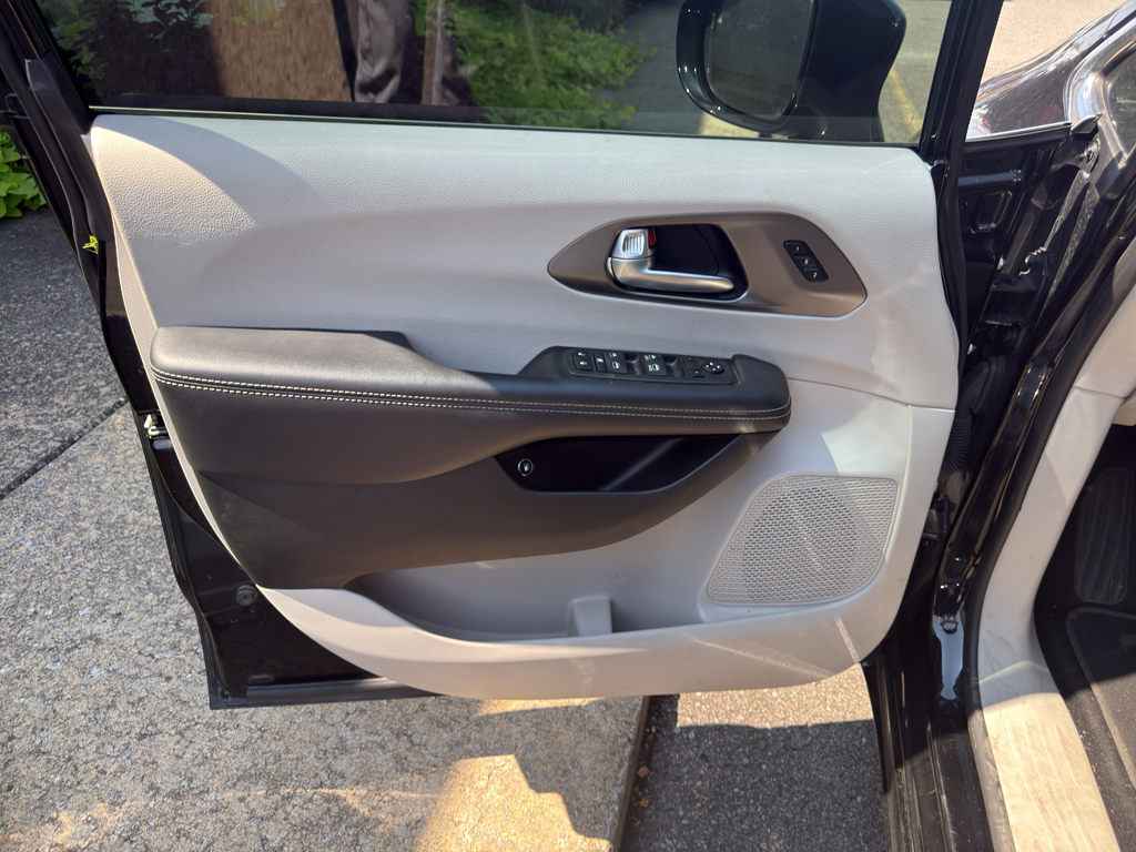 Used 2024 Chrysler Pacifica Van