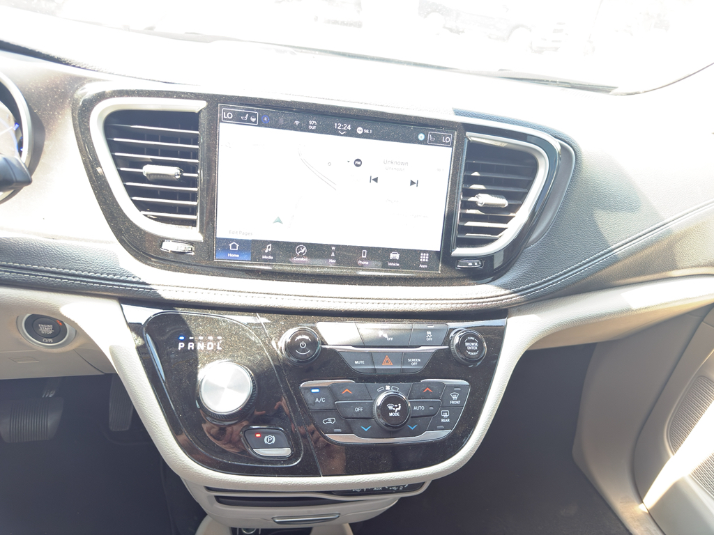 Used 2024 Chrysler Pacifica Van