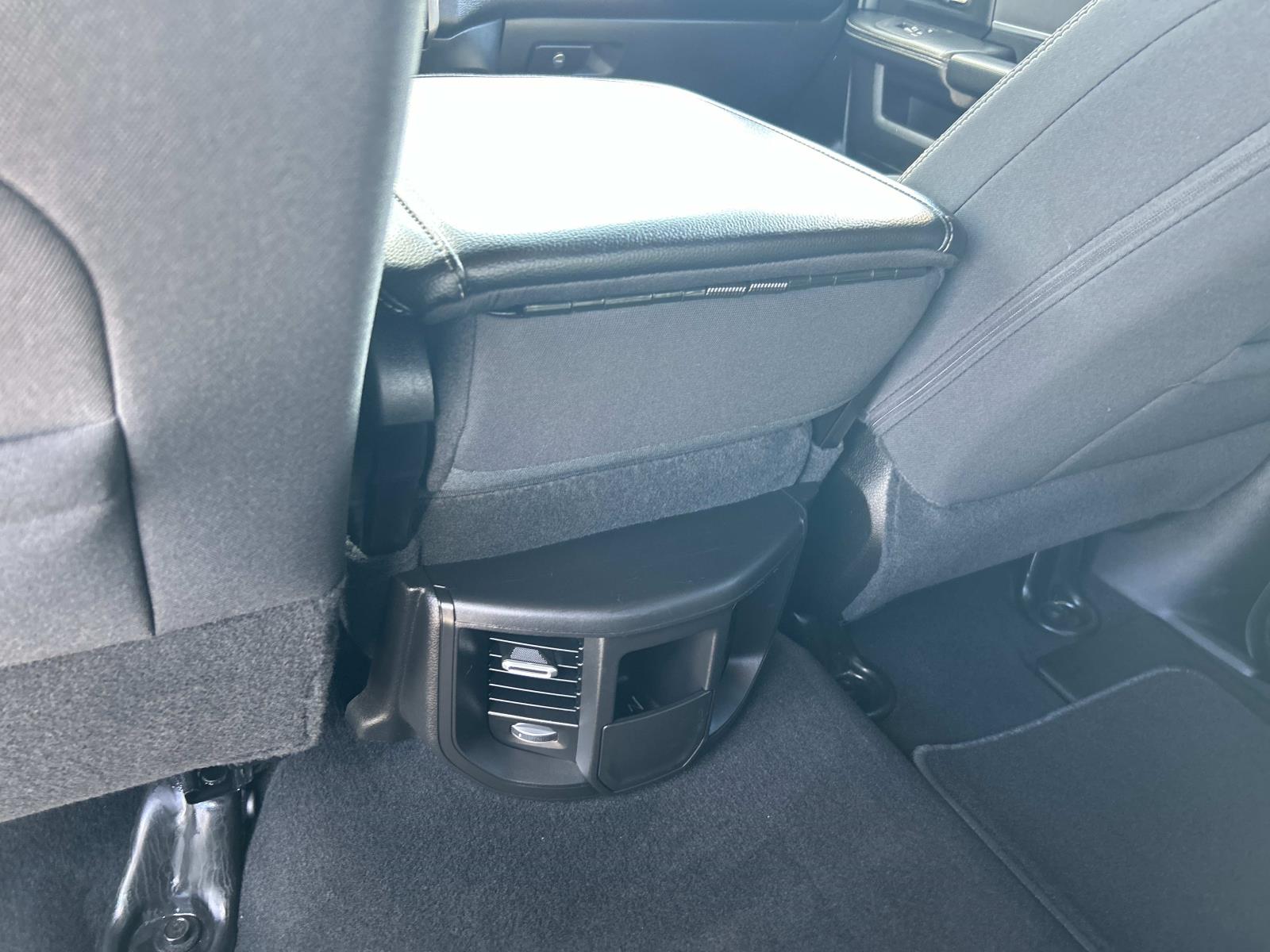 Vehicle photo 26