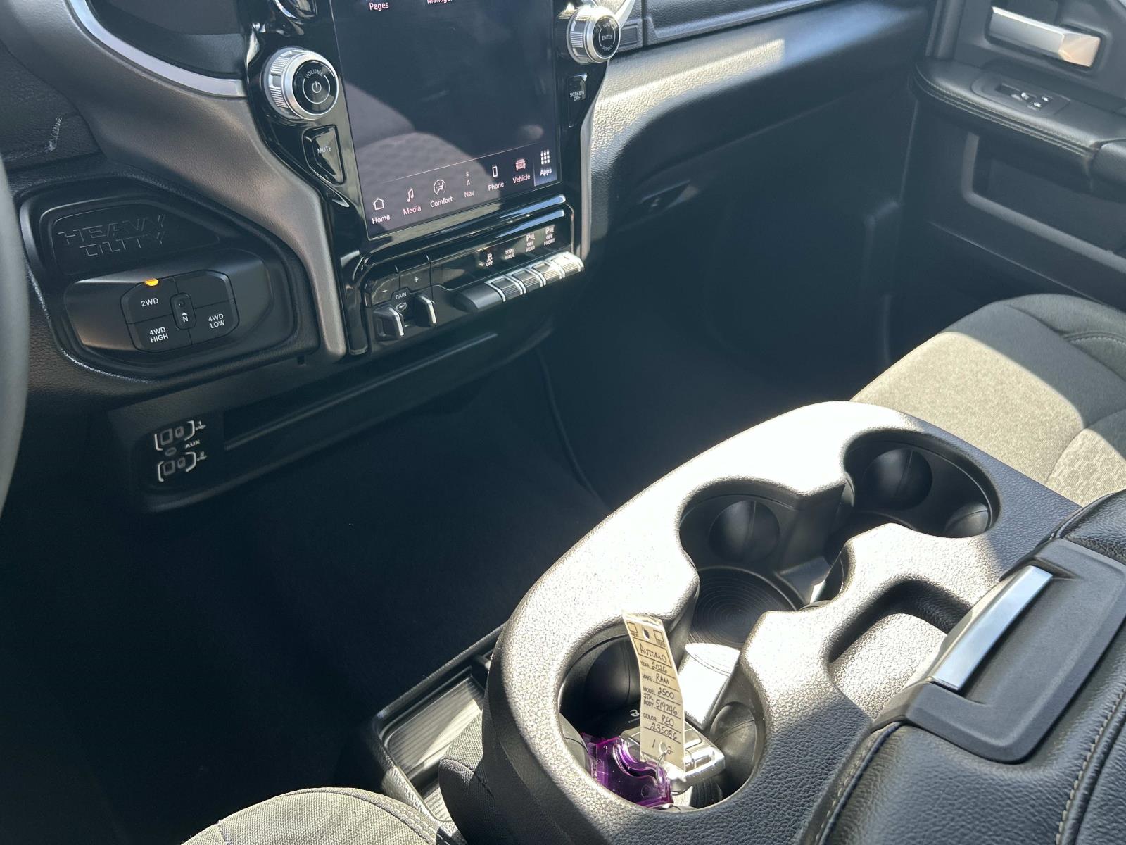 Vehicle photo 34