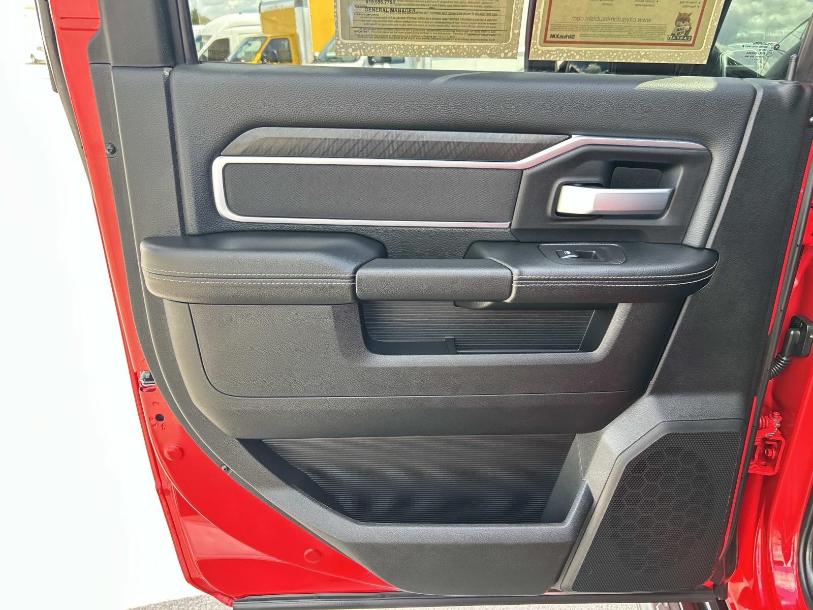Vehicle photo 28