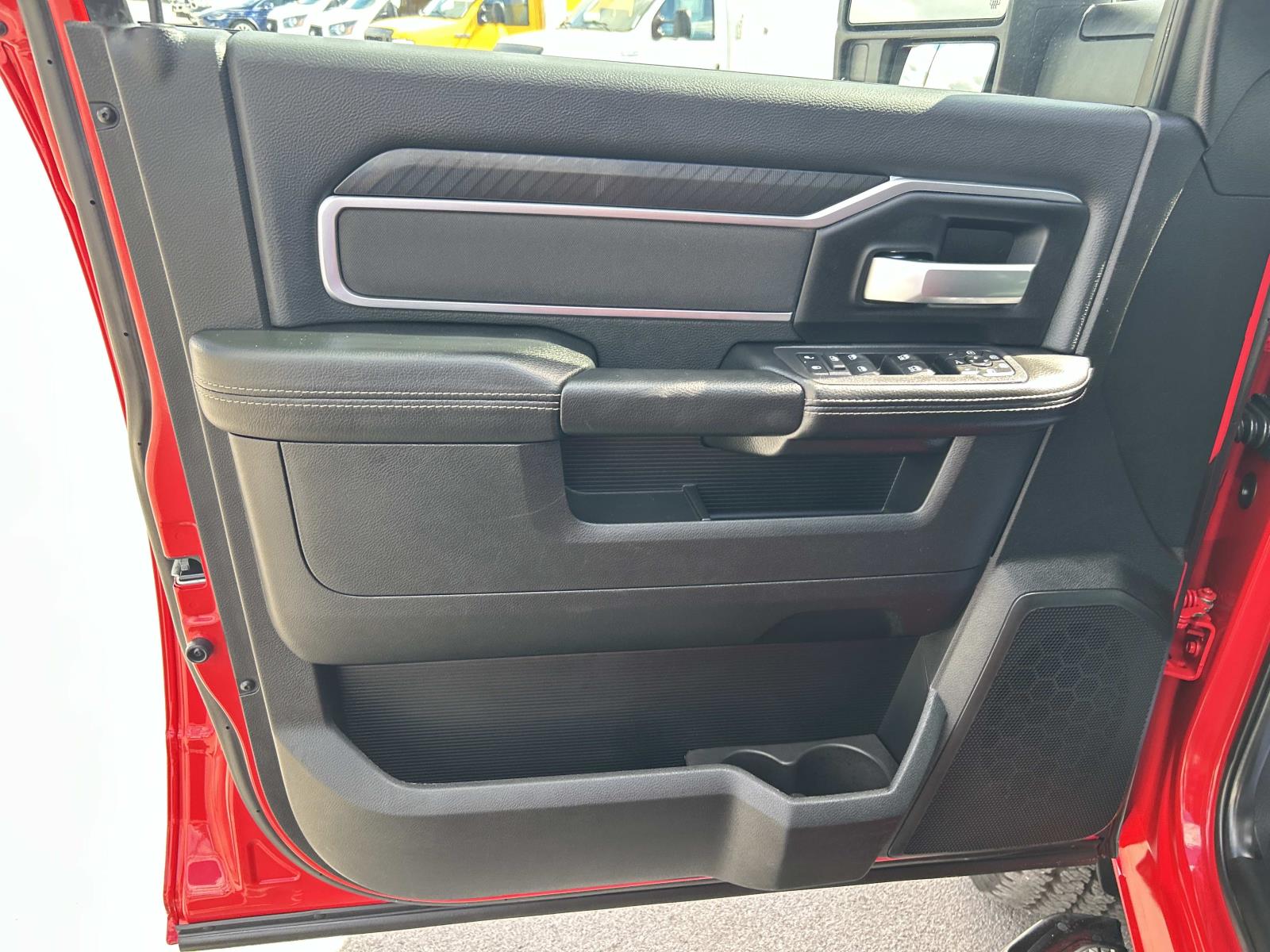 Vehicle photo 30