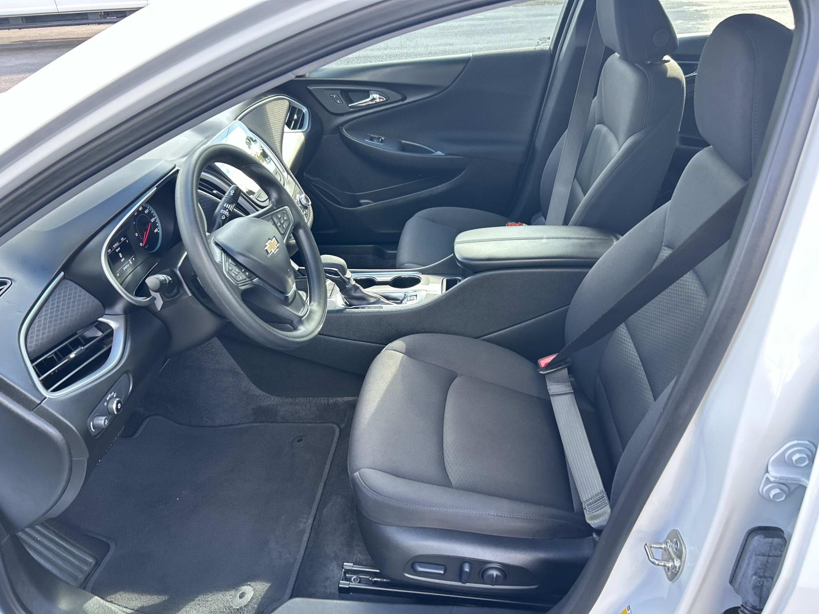 Vehicle photo 25