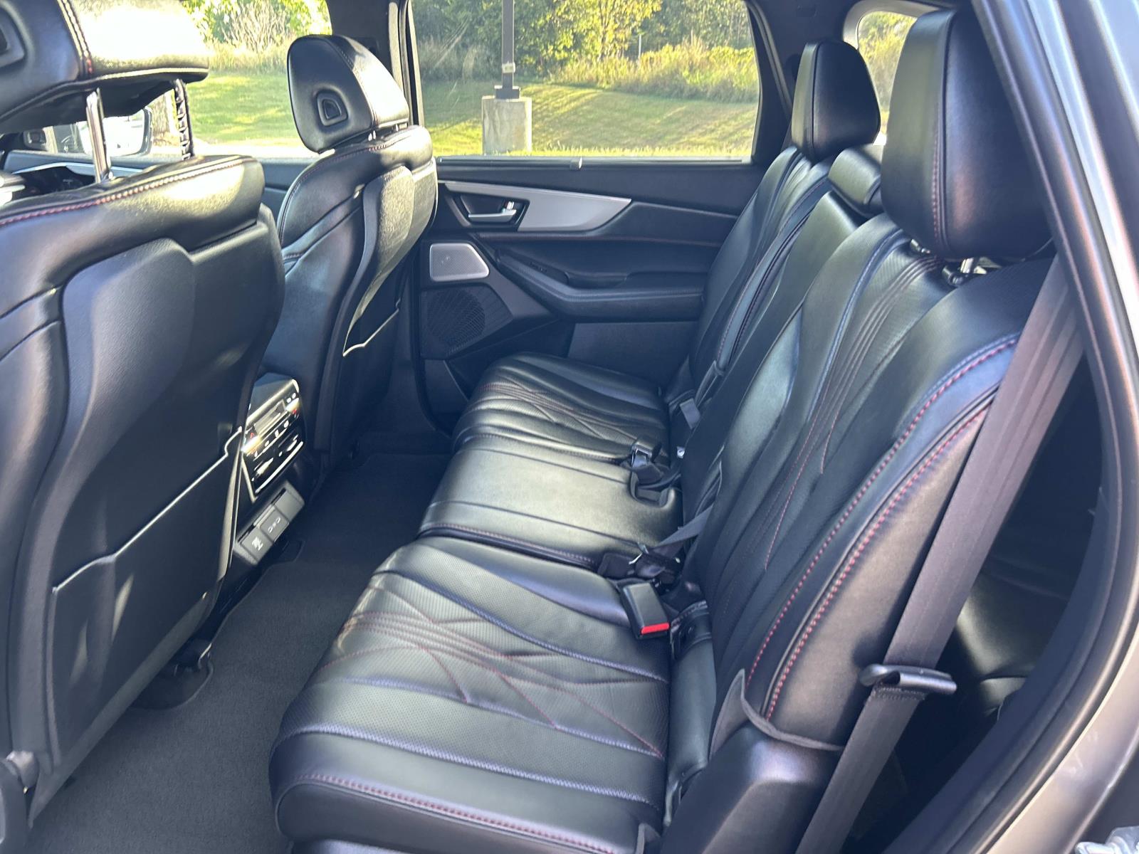 Vehicle photo 23