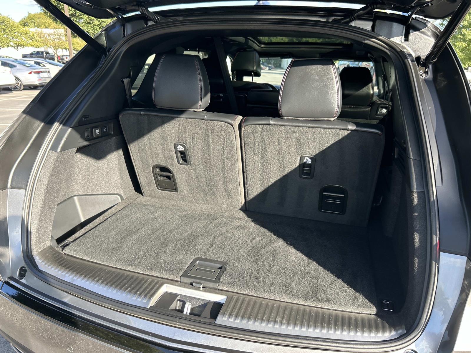 Vehicle photo 14