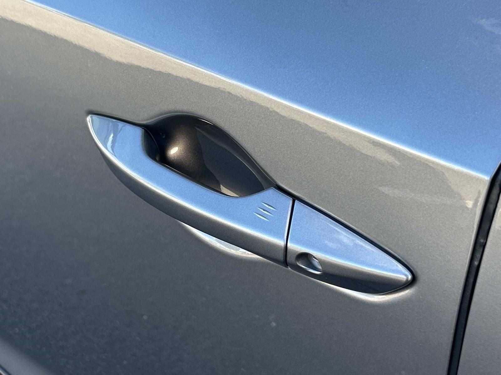 Vehicle photo 17