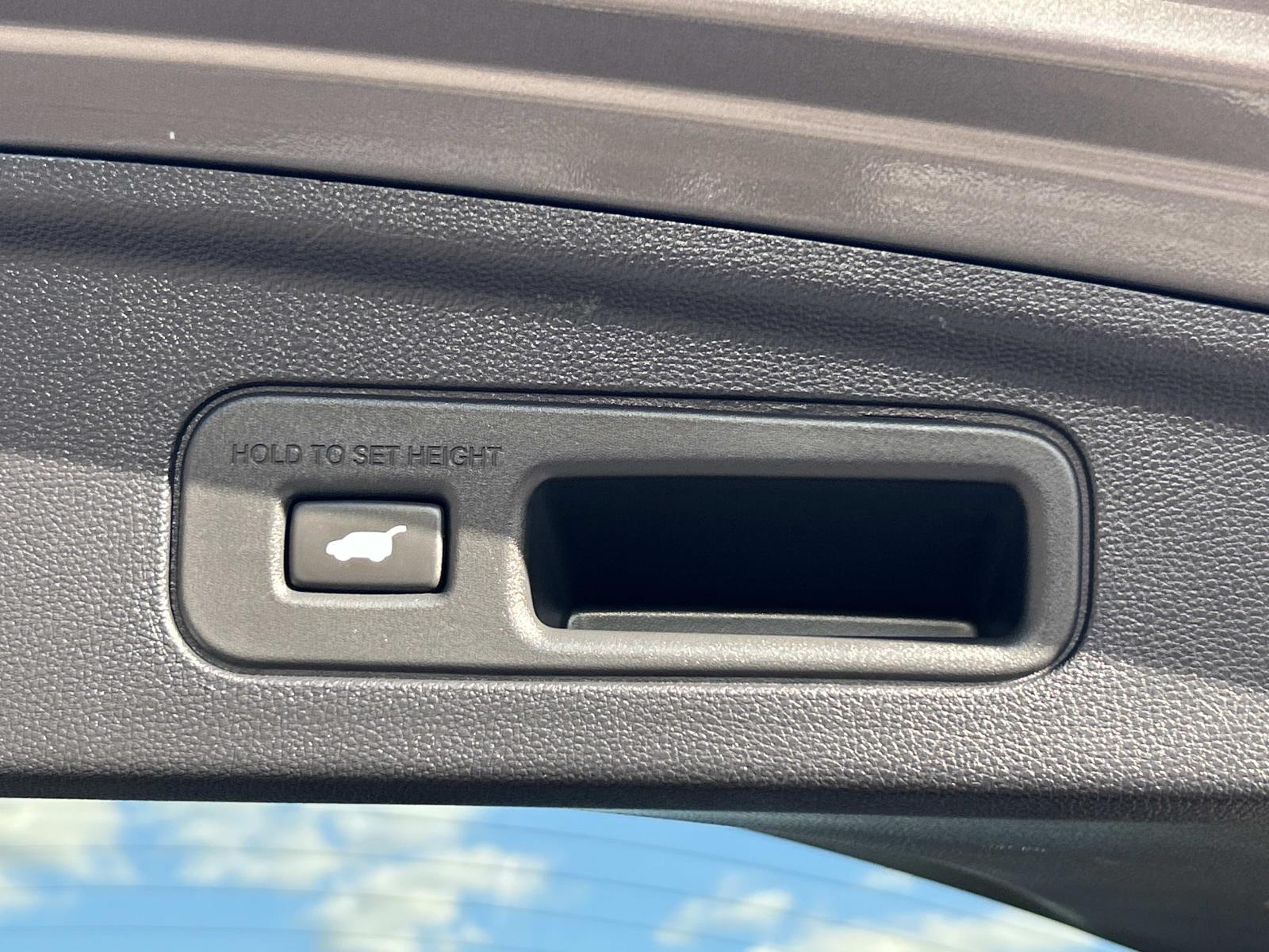 Vehicle photo 16