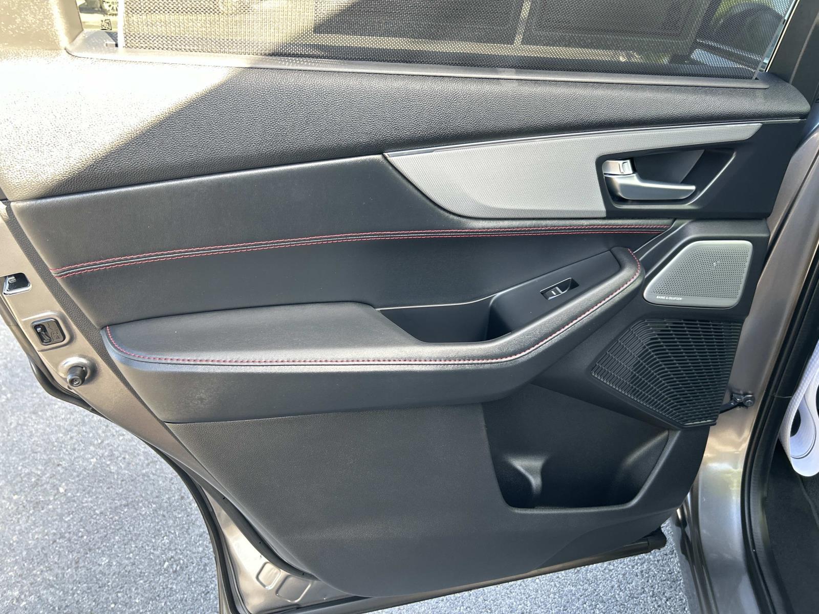 Vehicle photo 26