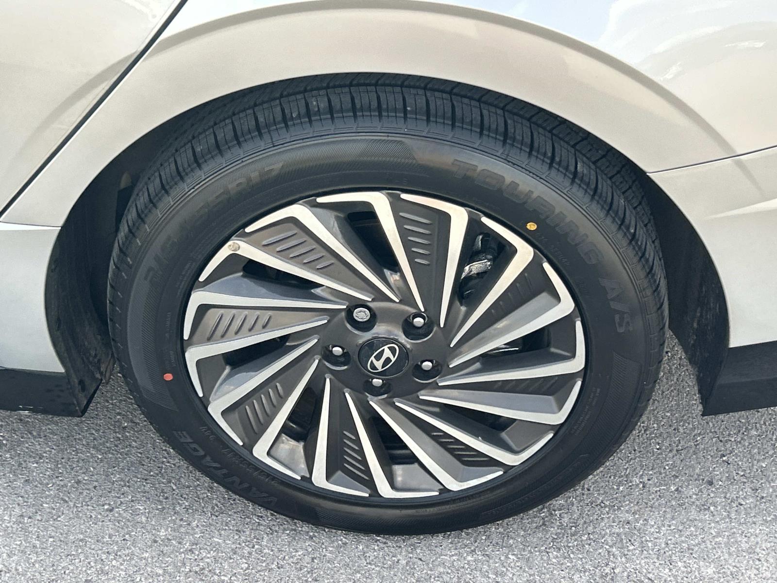 Vehicle photo 14