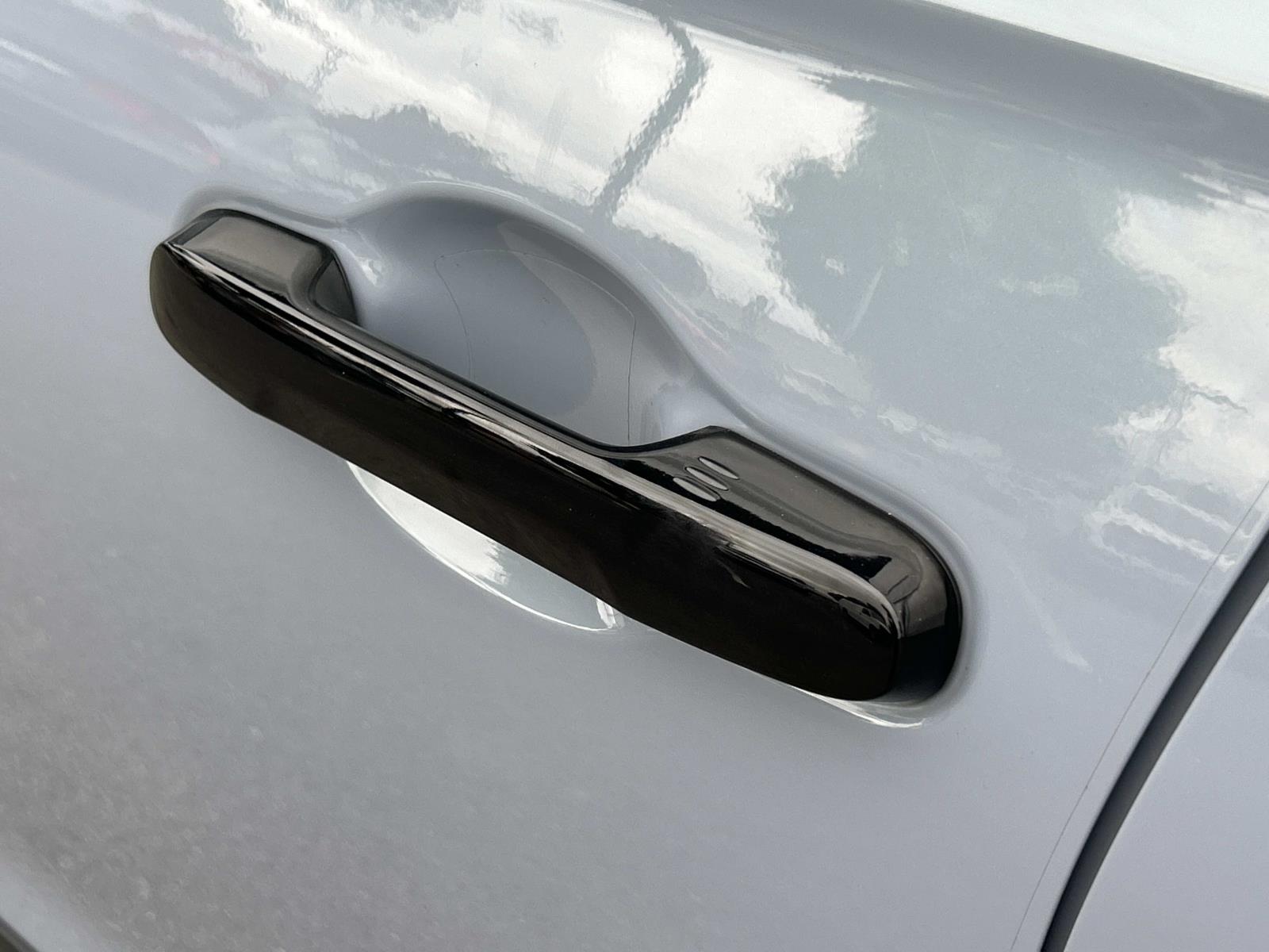 Vehicle photo 19